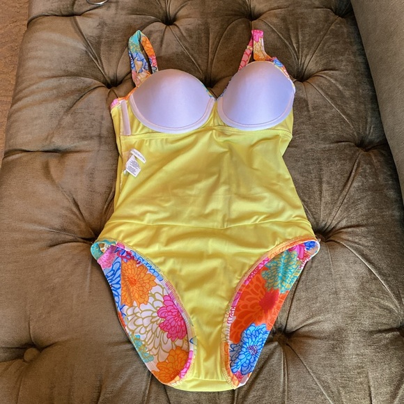 Bleu by Rod Beattie floral patterned one-piece bathing suit, size 6. - Picture 7 of 12